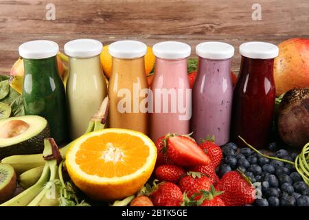 Bunte Smoothies und Säfte aus Gemüse, Gemüse, Gemüse, Obst und Beeren, gesunde Lebensmittel Hintergrund. Detox und Diät, saubere Ernährung, gesunde Leben Stockfoto