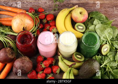 Bunte Smoothies und Säfte aus Gemüse, Gemüse, Gemüse, Obst und Beeren, gesunde Lebensmittel Hintergrund. Detox und Diät, saubere Ernährung, gesunde Leben Stockfoto