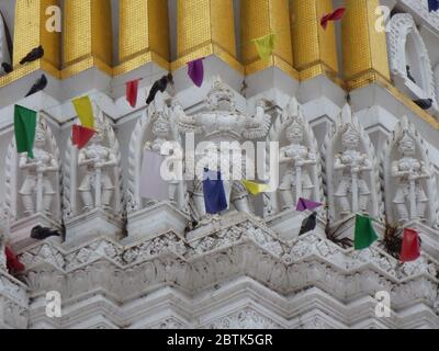 Garuda und Soldaten tanzen um den schönen Prang des Wat Phra Si Ratana Mahathat in Phitsanulok Stockfoto