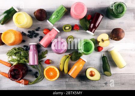 Bunte Smoothies und Säfte aus Gemüse, Gemüse, Gemüse, Obst und Beeren, gesunde Lebensmittel Hintergrund. Detox und Diät, saubere Ernährung, gesunde Leben Stockfoto