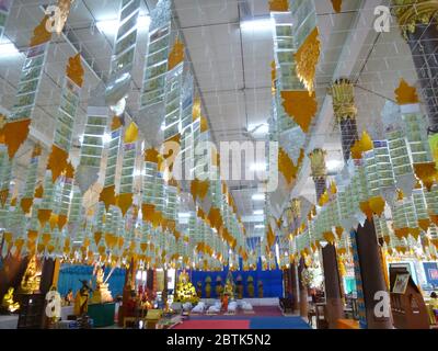 In einer modernen Pagode im Wat Ratburana in Phitsanulok hängt viel Geld von der Decke Stockfoto