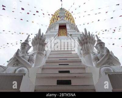 Schöne Treppen führen hinauf zum Prang des Wat Phra Si Ratana Mahathat in Phitsanulok Stockfoto