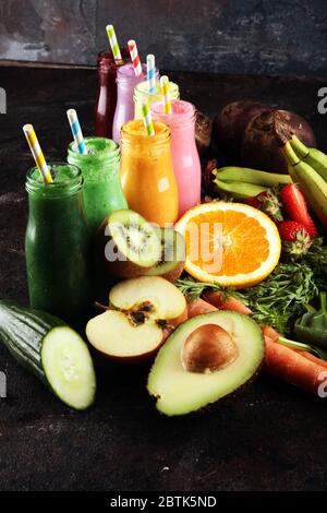 Bunte Smoothies und Säfte aus Gemüse, Gemüse, Gemüse, Obst und Beeren, gesunde Lebensmittel Hintergrund. Detox und Diät, saubere Ernährung, gesunde Leben Stockfoto