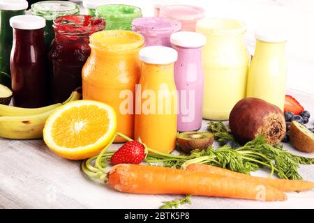 Bunte Smoothies und Säfte aus Gemüse, Gemüse, Gemüse, Obst und Beeren, gesunde Lebensmittel Hintergrund. Detox und Diät, saubere Ernährung, gesunde Leben Stockfoto