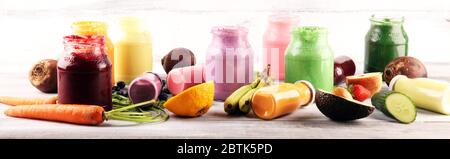 Bunte Smoothies und Säfte aus Gemüse, Gemüse, Gemüse, Obst und Beeren, gesunde Lebensmittel Hintergrund. Detox und Diät, saubere Ernährung, gesunde Leben Stockfoto