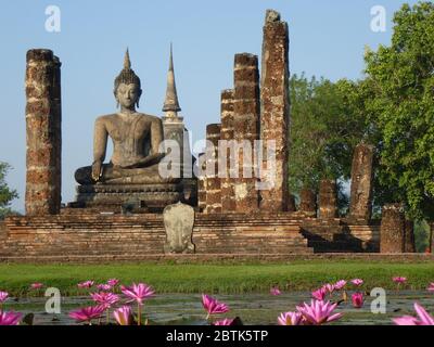 Sitzender Buddha im Wat Mahathat, dem größten Tempelkomplex im historischen Park von Sukhothai Stockfoto