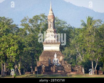 Wunderbare Chedi des Wat Traphang Ngoen im historischen Park von Sukhothai Stockfoto