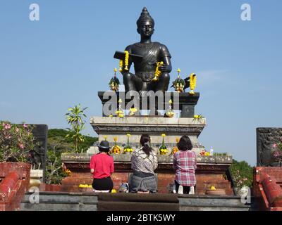 Großes Denkmal von König Ramkhamhaeng, im Zentrum des historischen Parks von Sukhothai gelegen Stockfoto