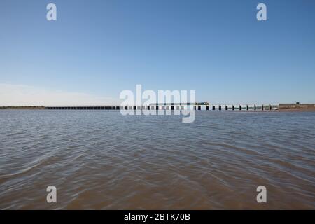 Nördlicher Bahnzug durch Levens Viaduct, Ulverston auf der Küstenbahnlinie Cumbrian, die von einer Lokomotive der Baureihe 37 von Direct Rail Services angetrieben wird Stockfoto