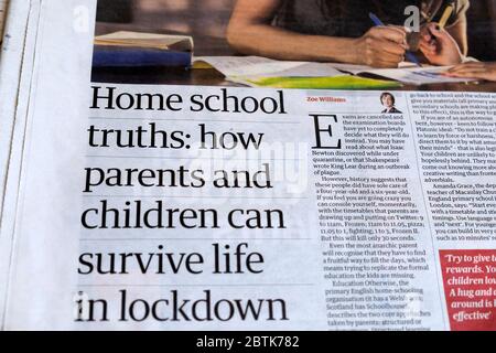 "Home School Wahrheiten: Wie Eltern und Kinder das Leben in Lockdown überleben können" Schlagzeilen Artikel inside page Guardian April 2020 London UK Stockfoto