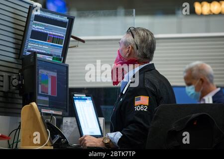 (200526) -- NEW YORK, 26. Mai 2020 (Xinhua) -- EIN Händler, der ein Gesicht bedeckt, arbeitet am 26. Mai 2020 auf der Handelsfläche der New York Stock Exchange in New York, USA. Die New York Stock Exchange (NYSE) hat am Dienstag nach einer zweimonatigen Schließung aufgrund der COVID-19-Pandemie ihre legendäre Handelsfläche teilweise wieder eröffnet. (Colin Ziemer/NYSE/Handout über Xinhua) Stockfoto