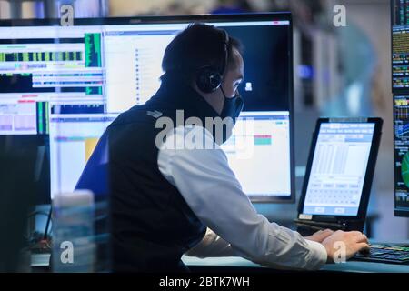 (200526) -- NEW YORK, 26. Mai 2020 (Xinhua) -- EIN Händler, der eine Gesichtsmaske trägt, arbeitet am 26. Mai 2020 auf der Handelsfläche der New York Stock Exchange in New York, USA. Die New York Stock Exchange (NYSE) hat am Dienstag nach einer zweimonatigen Schließung aufgrund der COVID-19-Pandemie ihre legendäre Handelsfläche teilweise wieder eröffnet. (Colin Ziemer/NYSE/Handout über Xinhua) Stockfoto