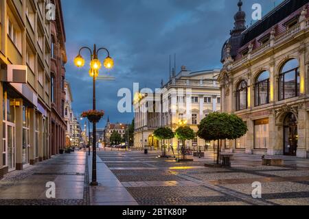 Wroclaw, Polen, Blick auf die Fußgängerzone Swidnicka Straße in der Dämmerung in der Nähe von Wroclaw Opera Gebäude Stockfoto