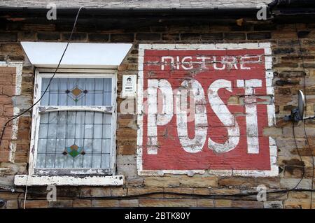 Alte Bilderpost Werbung auf einem Gebäude in Chesterfield Stockfoto