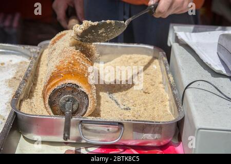 Kürtőskalács oder Kurtosh Kalach, ein Spießkuchen speziell für Ungarn aus Siebenbürgen Stockfoto