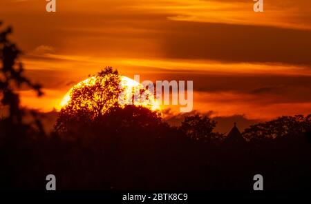 Wimbledon, London, Großbritannien. 26 Mai 2020. Orangefarbener Sonnenuntergang hinter Wimbledon Hill am 64. Tag der Sperrung des Coronavirus. Quelle: Malcolm Park/Alamy Live News. Stockfoto