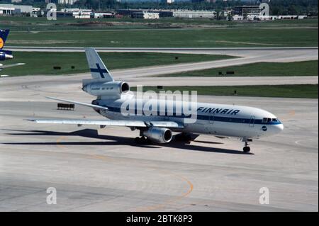 Ein Finnair McDonnell Douglas DC-10 Series 30 Airliner, der an einem Flughafen taxiert. Stockfoto