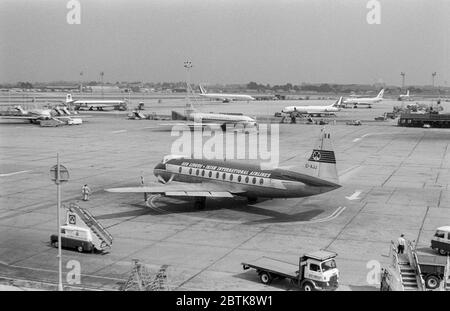 Vintage-Schwarz-Weiß-Fotografie aus den frühen 1960er Jahren, die Flugzeuge am Flughafen London Heathrow zeigt. Im Vordergrund steht ein Aer Lingus Vickers Viscount, Registrierung Ei-AJJ. Verschiedene Jet-Flugzeuge im Hintergrund. Stockfoto