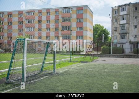 Urbaner Sportplatz mit Fußballtor und Basketball-Backboard Stockfoto