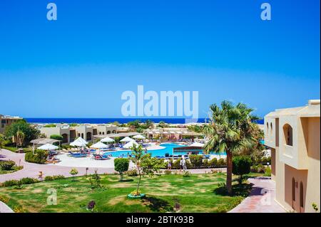 Schwimmbad am Strand des Luxushotels, Sharm el Sheikh, Ägypten. Swimmingpool an einem sonnigen Tag. Hurghada Stockfoto