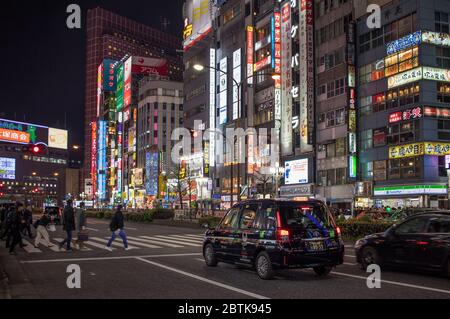 Neonstraßen von Kabukicho im Shinjuku-Viertel von Tokio bei Nacht mit Neonschildern für Geschäfte. Tokio, Japan Stockfoto