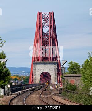 ScotRail-Schnellsprinterzug der Baureihe 158 im Heißhitze auf der vierten Eisenbahnbrücke von Dalmeny aus gesehen. Stockfoto