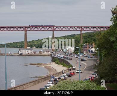 Abellio Scotrail Klasse 158 Sprinterzug über die vierte Eisenbahnbrücke bei South Queensferry. Stockfoto