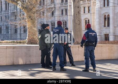 Budapest, Ungarn - 8. Februar 2020: Ungarische Polizisten diskutieren am Wintermorgen in der Nähe des Kossuth Platzes Stockfoto