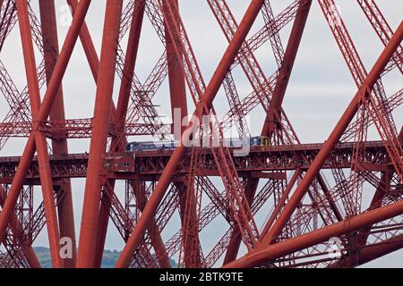 Abellio Scotrail Klasse 158 Sprinterzug über die vierte Eisenbahnbrücke bei South Queensferry im südlichen Ausleger. Stockfoto