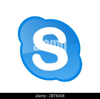 Skype-Logo auf weißem Hintergrund. Skype ist eine von Microsoft entwickelte Telekommunikations-Anwendungssoftware. Charkiw, Ukraine - 26. Mai 2020 Stockfoto