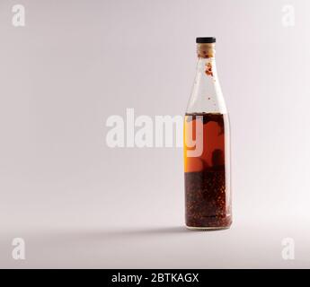 Transparente Flasche hausgemachtes Chilliöl mit Stücken trockenem Chili auf weißem Hintergrund Stockfoto