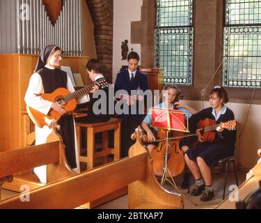 Schulband spielt in der Schulkapelle, Surrey, England, Vereinigtes Königreich Stockfoto