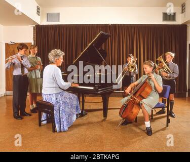 Schulgruppe spielt Musikinstrumente im Theater, Surrey, England, Großbritannien Stockfoto