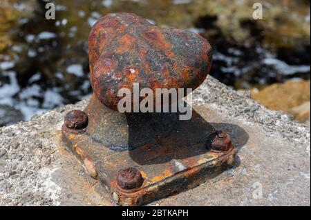 Nahaufnahme von rostigen Pfahlbauern in einem Pier Stockfoto