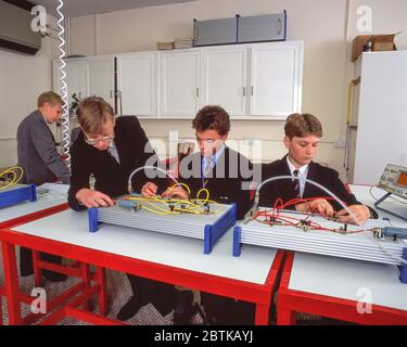 Schuljungen arbeiten mit elektrischen Geräten in der Wissenschaft Klasse, Surrey, England, Großbritannien Stockfoto