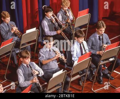 Jungs spielen Trompeten und Flöten in Schulorchester, Surrey, England, Vereinigtes Königreich Stockfoto