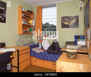 Sekundarschüler im Schlafsaal im unabhängigen Internat, Surrey, England, Großbritannien Stockfoto