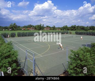 Schuljungen spielen auf Schultennisplätzen, Surrey, England, Großbritannien Stockfoto