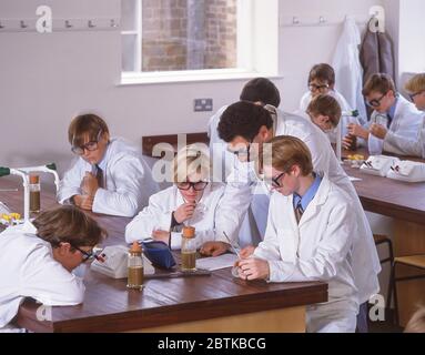 Lehrer und Studenten in der naturwissenschaftlichen Klasse, Surrey, England, Großbritannien Stockfoto