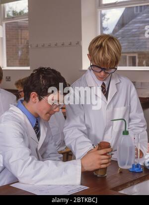 Studenten in der naturwissenschaftlichen Klasse, Surrey, England, Großbritannien Stockfoto