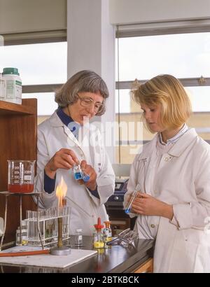 Mädchen mit Lehrer in Wissenschaft Klasse, Surrey, England, Vereinigtes Königreich Stockfoto