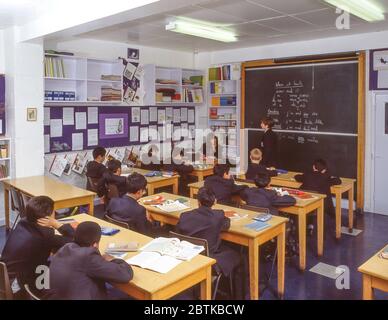 Lehrer und Schüler in der Sprachklasse, Surrey, England, Großbritannien Stockfoto
