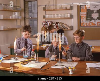 Junge Studenten in der naturwissenschaftlichen Klasse, Surrey, England, Großbritannien Stockfoto