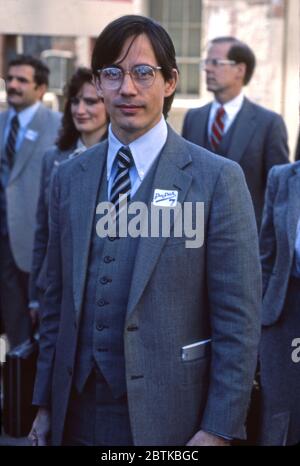 Rockmusiker Jackson Browne schließt sich der ironischen Doo Dah Parade in Pasadena, CA incognito im November 1983 an, indem er mit dem Precision Brief Case Drill Team zusammenmarschiert. Stockfoto