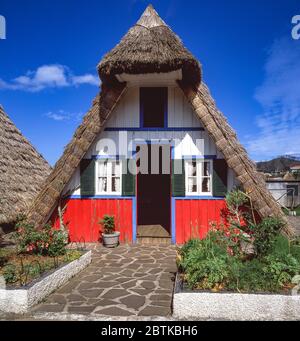 Traditionelles reetgedeckten Madeirense Haus in Santana Gemeinde, Madeira, Portugal Stockfoto