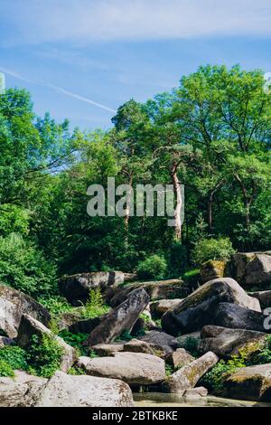 Sofia Park, Uman. Große Steine unter hohen alten Bäumen. Steine in einem Landschaftspark an einem Sommertag. Nationalpark Stockfoto