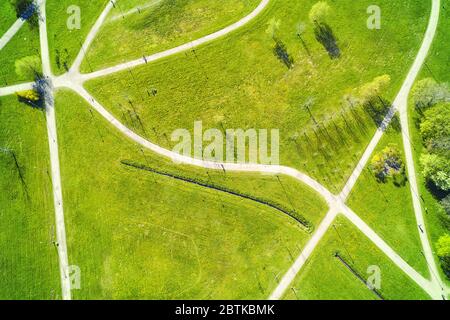 Fußgänger- und Fahrradwege im grünen Sommerpark. Draufsicht Stockfoto