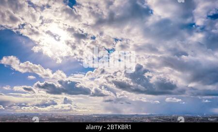 Regenwolken über großer Stadt. Luftaufnahme Stockfoto