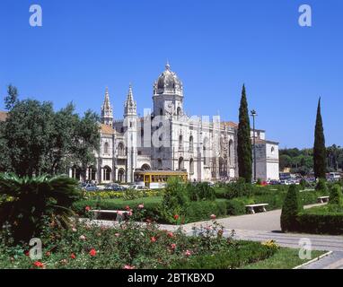 Kloster Jerónimos (Mosteiro dos Jeronimos) von Jardin da Praca do Imperial, Belem District, Lissabon, Portugal Stockfoto