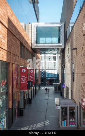 Ein langes Paar ging an den abgeschlossenen Geschäften von Liverpool ONE vorbei Stockfoto